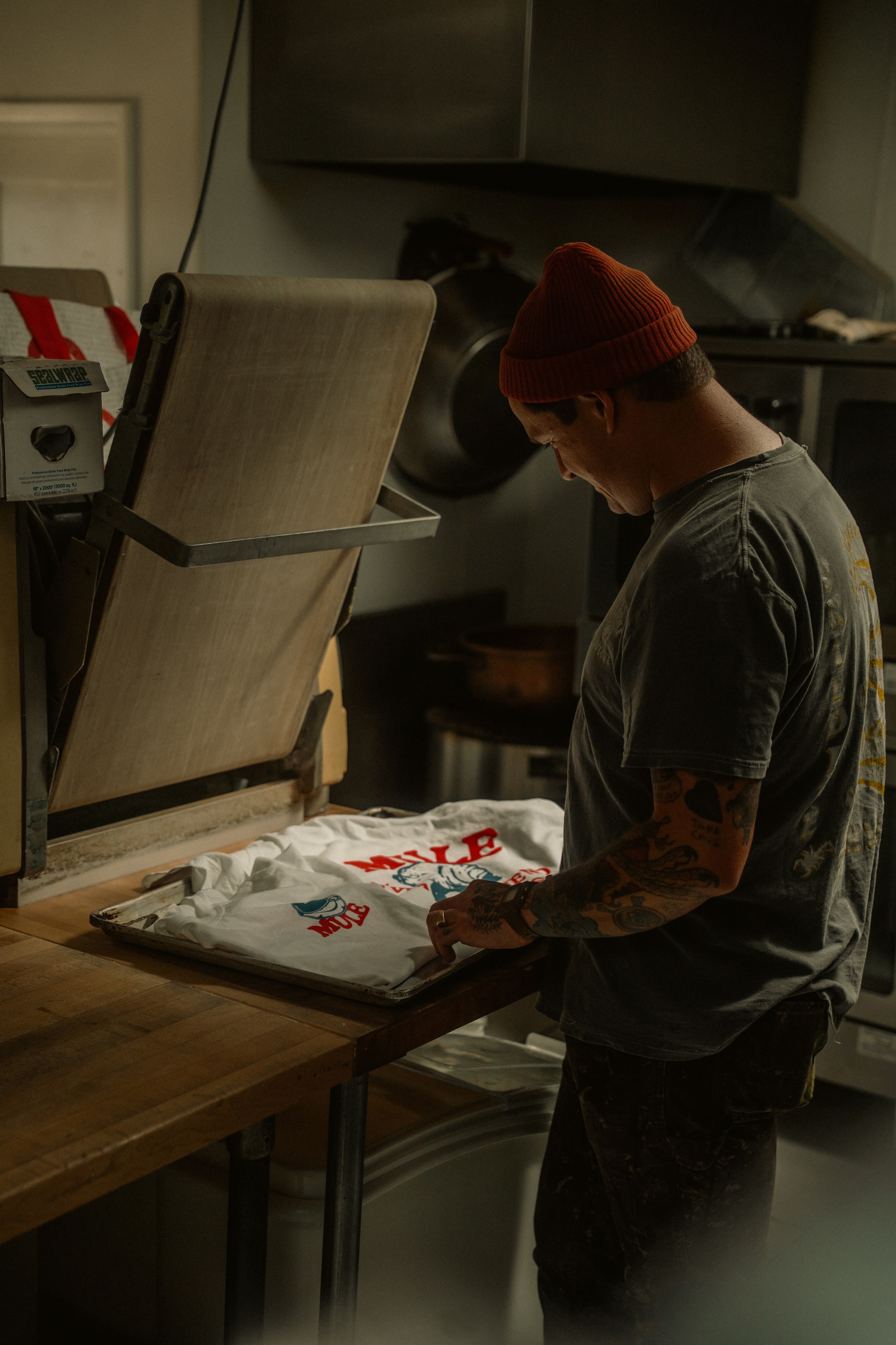 Presă termică aplicând un transfer imprimat pe un tricou